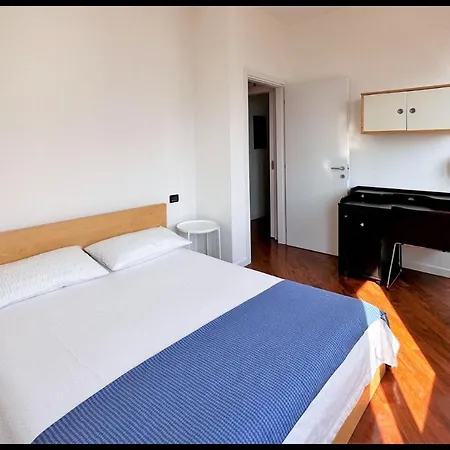Carate 16 With Balcony & Lake View Apartment *